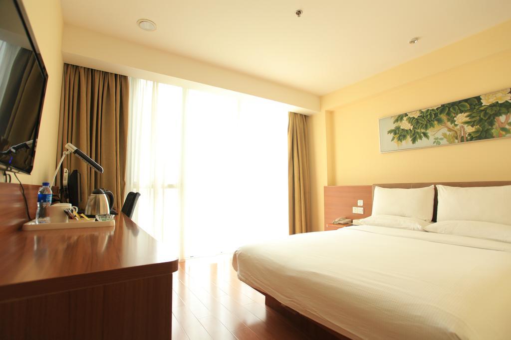 Ji Hotel Wuhan Guanggu Plaza Exterior foto